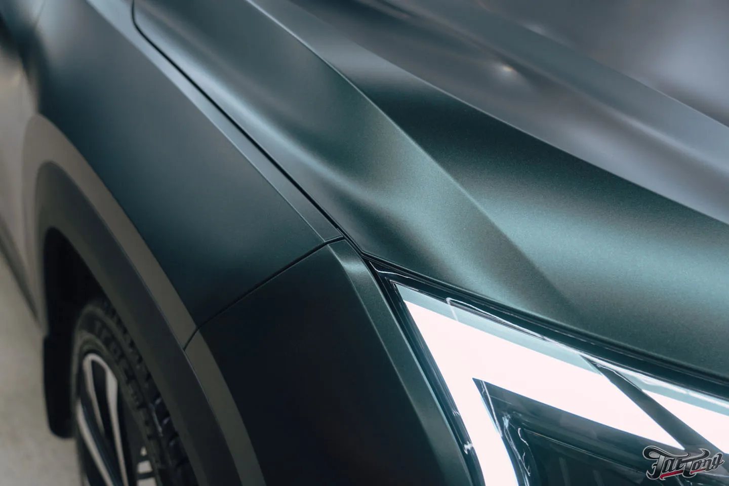 Подарок для будущей супруги: оклеили Geely Atlas матовым винилом, переднюю часть забронировали полиуретаном, добавили глянцевые наклейки + защита глянца в салоне, керамика пленки и кожи